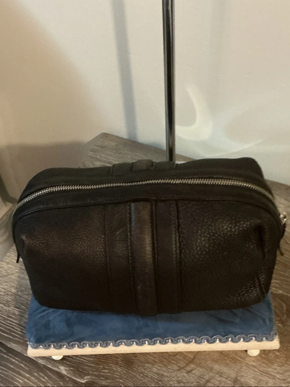 Authentic Gucci Dark Brown Pebbled Leather Toiletry Dopp Kit 9x3.5x4 GUC